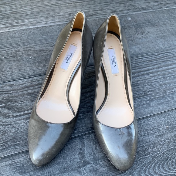 New Prada Gray Leather Closed Toe Heels Made in Italy in Size 35.5/ 5.5 - Picture 2 of 13